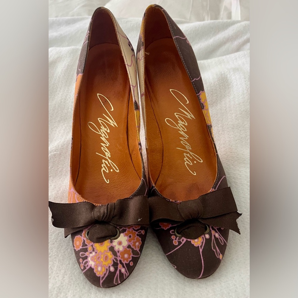 Magnolia woman’s floral heels.